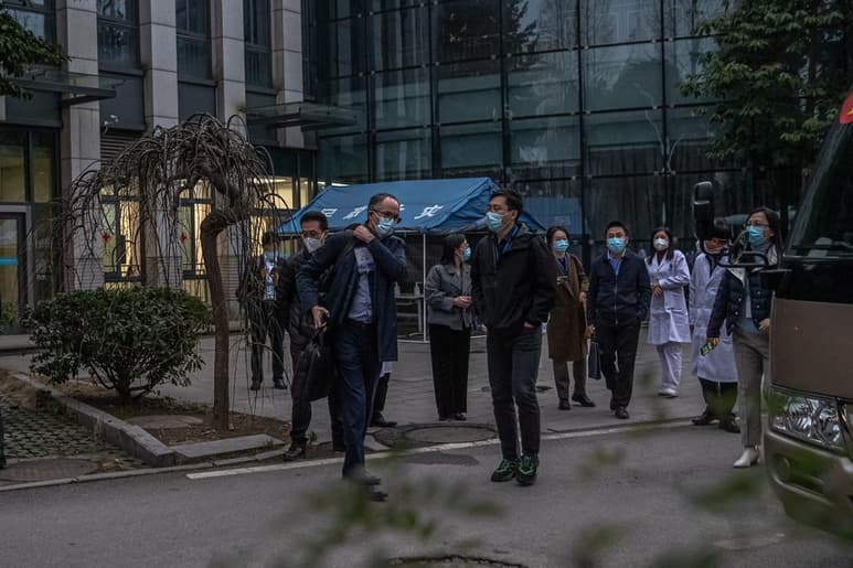Un equipo de la Organización Mundial de la Salud que investiga el origen de la pandemia del coronavirus visitó el domingo el mercado de pescado en la ciudad china de Wuhan asociado a muchos de los primeros contagios. (ARCHIVO)