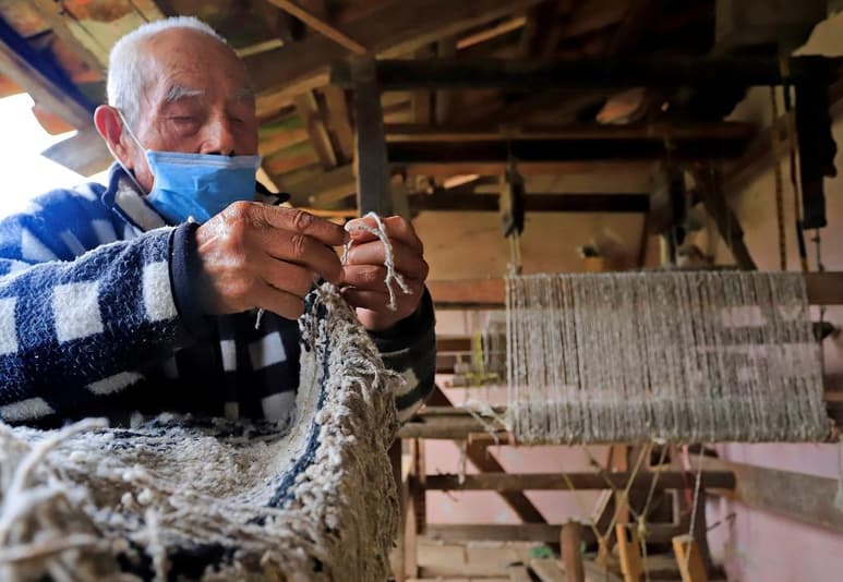 Las cotorinas, unas prendas de lana únicas que se tejen a pedal, están quedando en el olvido por la industrialización y tienen en jaque a los pocos artesanos mexicanos que todavía viven de la confección de ropa en Tetela de Ocampo, en el céntrico estado de Puebla. (Especial)