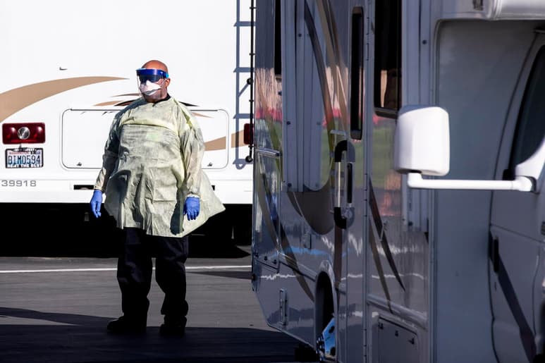 Estados Unidos alcanzó este domingo más de 26 millones de casos confirmados del coronavirus SARS-CoV-2 y 440,094 fallecidos por la enfermedad de la COVID-19, de acuerdo con el último recuento independiente de la Universidad Johns Hopkins. (ARCHIVO)