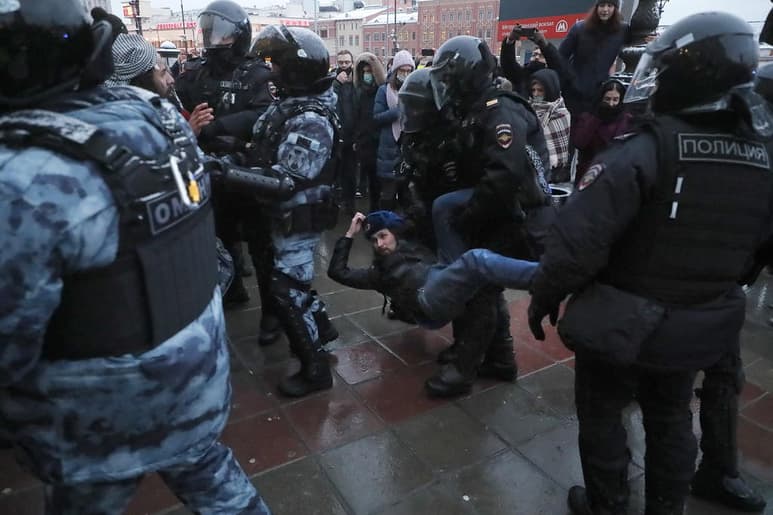 Los partidarios de Alexéi Navalni, mantuvieron hoy el pulso al presidente Vladímir Putin con protestas en toda Rusia para exigir la liberación del líder opositor y expresar su indignación con la situación económica y social en el país, y lo hicieron en medio de la represión y la detención de más de 5,000 personas. (EFE)