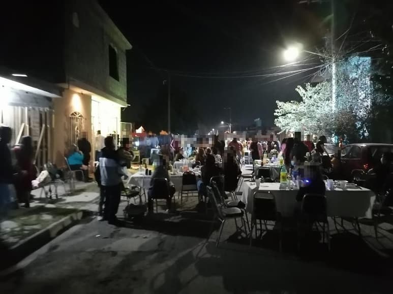 Este fin de semana se dispersó una boda masiva en la colonia Villas La Merced de Torreón que se organizó en la vía pública, con música en vivo y a la que asistieron más de 150 invitados, lo que representa un alto riesgo de transmisión del virus SARS-CoV-2, informó la Dirección de Inspección y Verificación Municipal. (EL SIGLO DE TORREÓN)