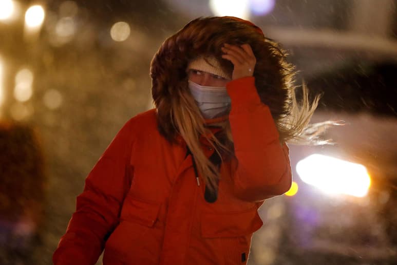 La ciudad de Nueva York decidió este domingo que mañana lunes suspenderá las clases y la campaña de vacunación contra la COVID-19 debido a que se espera una fuerte tormenta que podría dejar hasta 45 centímetros de nieve. (ESPECIAL)