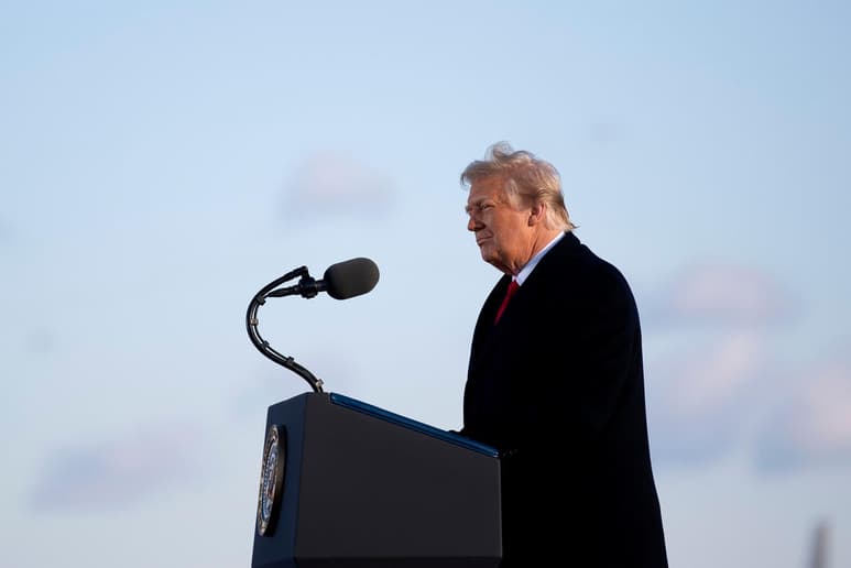 El expresidente de Estados Unidos Donald Trump anunció este domingo que los abogados David Schoen y Bruce L. Castor será quienes dirigirán su defensa en el juicio político por 'instigar a la insurrección' al que será sometido a mediados de febrero en el Congreso. (ESPECIAL)
