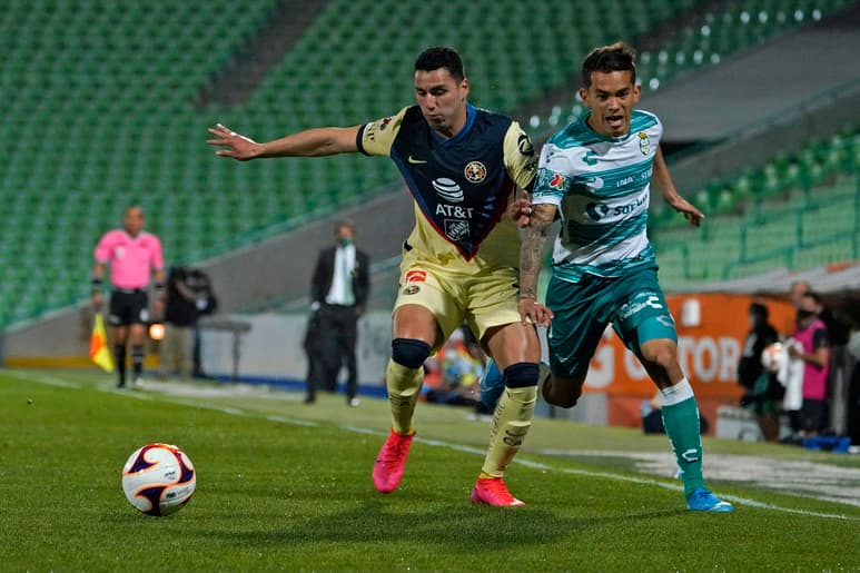 Lo que parecía sería el tercer triunfo para las América, se les escapó en los últimos minutos a los dirigido por Santiago Solari. Y es que en un duelo balanceado con dominio alterno, Santos Laguna y Águilas empataron a un gol este domingo en el TSM Corona. (JAM MEDIA)