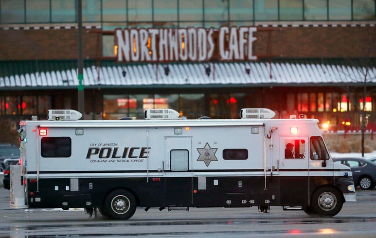 Una persona falleció y otra sufrió heridas menores el domingo durante un tiroteo en un centro comercial en el norte de Wisconsin, informó la policía. El sospechoso huyó. (ESPECIAL)