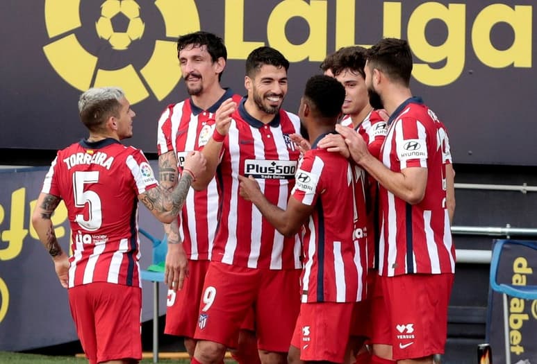 Luis Suárez brilla con dos goles para el Atlético contra el Cádiz.