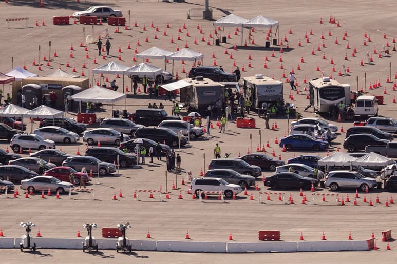 Aspectos del proceso de vacunación que se lleva a cabo en el estacionamiento de un estadio de beisbol en Los Ángeles.