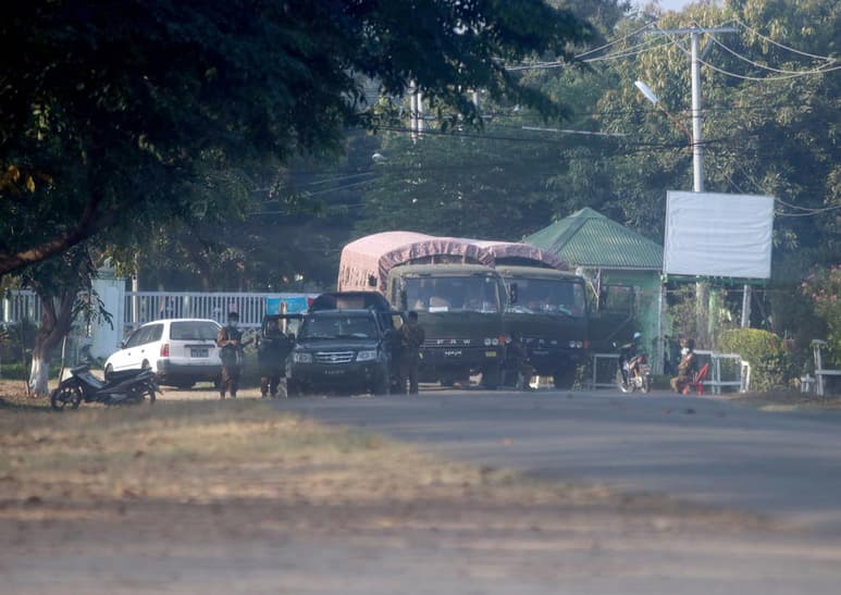El Ejército declaró este lunes el estado de emergencia, al tomar el control político del país durante un año. (EFE)
