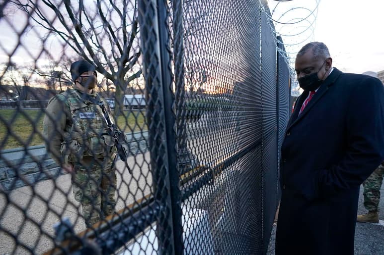 Nueve congresistas republicanos que antes fueron militares pidieron al secretario de Defensa, Lloyd Austin, que reconsidere sus planes de cerrar la cárcel para terroristas de Guantánamo, según informó este lunes uno de ellos, el ex 'boina verde' Michael Waltz, representante por Florida. (ARCHIVO)