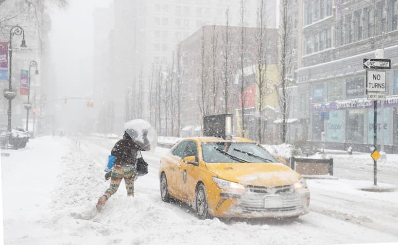 Amenaza con dejar hasta medio metro de nieve en Nueva York, lo que sería una de las mayores acumulaciones en la historia de la Gran Manzana, que ya ha decretado el estado de emergencia y paralizado su campaña de vacunación contra el COVID-19. (EFE)