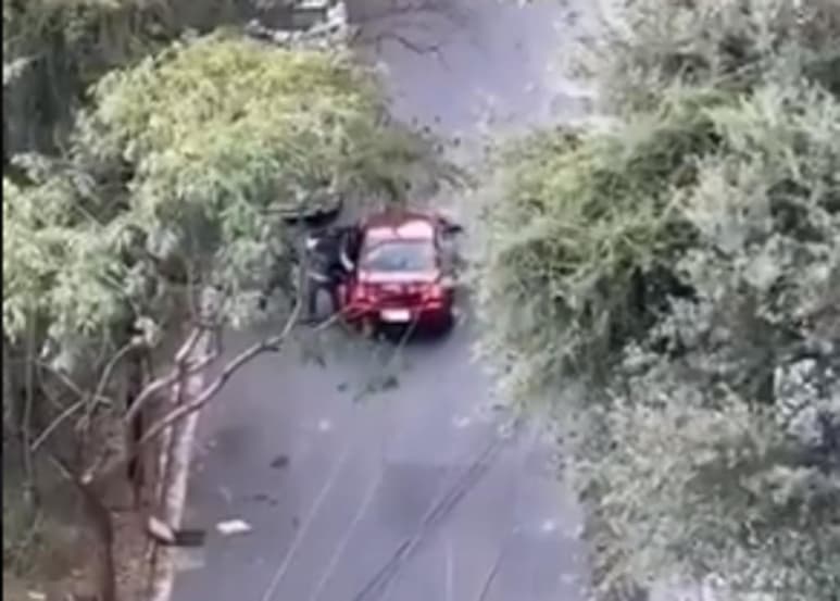 En redes sociales se ha compartido un vídeo en el que un hombre es privado de su libertad en la calle Monte Saint Mitchel entre Notre Dame de la Colonia Valle de San Ángel, en San Pedro. (ESPECIAL)