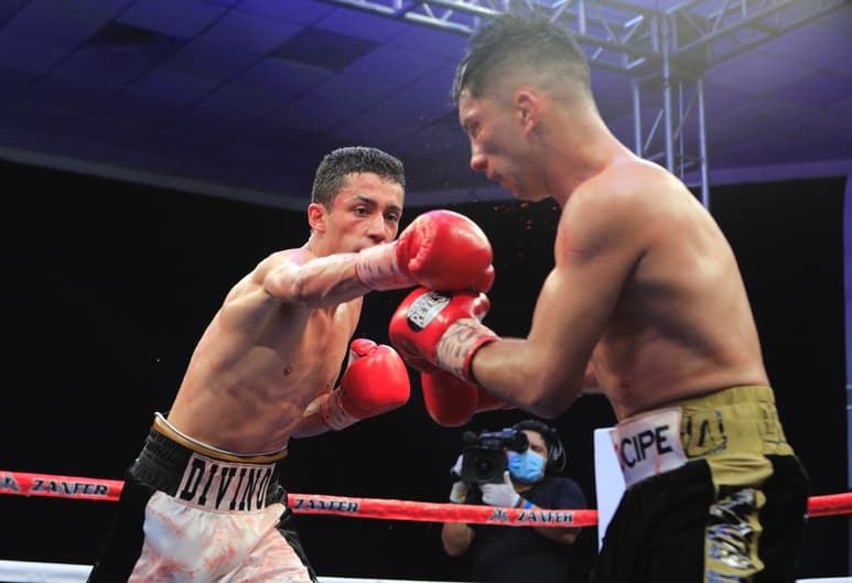 El 'Divino' Espinoza cambió varias veces de guardia, para poner en serios aprietos a 'Chinito' Ornelas, al que terminó por dominar. (ZANFER)