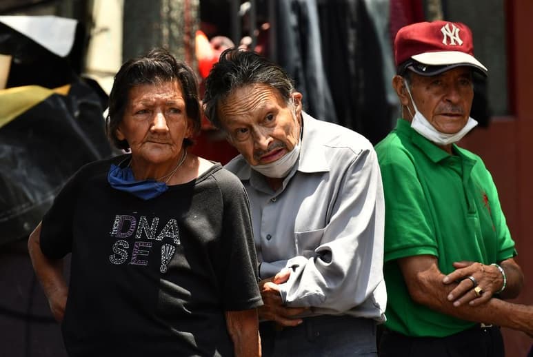 Tras registrase, por medio de la Clave Única de Registro Población (CURP), los servidores de la nación llamará a los adultos mayores para darles fechas y lugar donde serán vacunas.
(ARCHIVO)