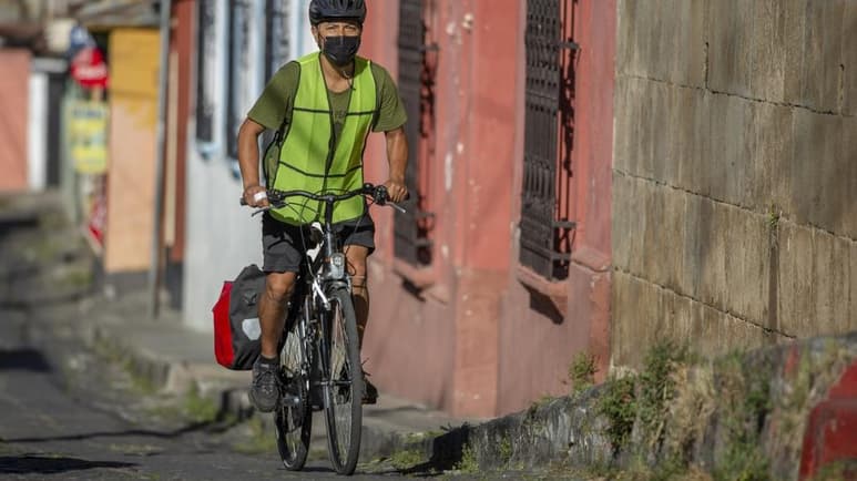Bonifaz Díaz pedaleó por la región montañosa de Quetzaltenango, 2,330 metros (7,640 pies) sobre el nivel del mar, para entregar un libro de sociología a una maestra de la zona. Se fue con cuatro coloridas cajas de Incaparina, una popular mezcla de cereales muy usada para combatir el hambre. (ESPECIAL)