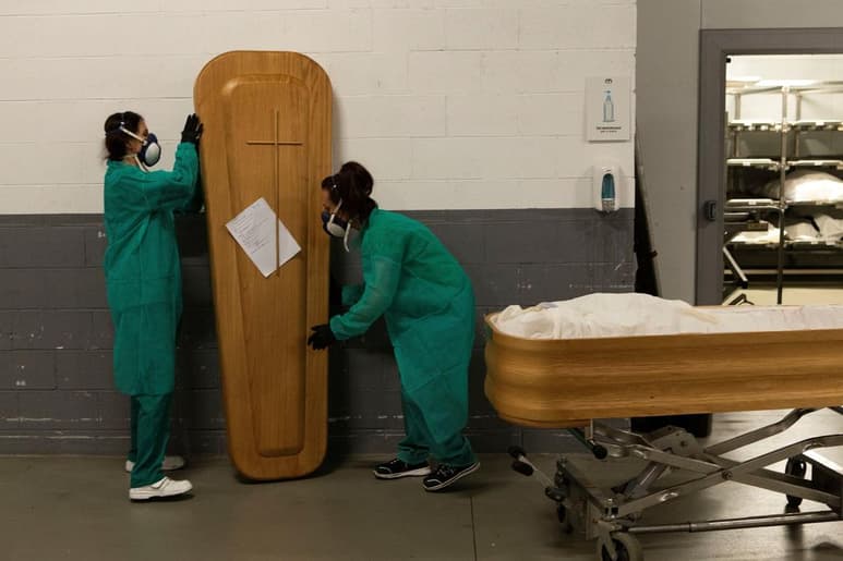 España sumó 724 muertes en 24 horas, la mayor cifra de fallecidos de la tercera ola, según los datos ofrecidos este martes por el Ministerio español de Sanidad, con lo que el total de decesos desde el inicio de la pandemia se eleva a 59,081. (ARCHIVO)