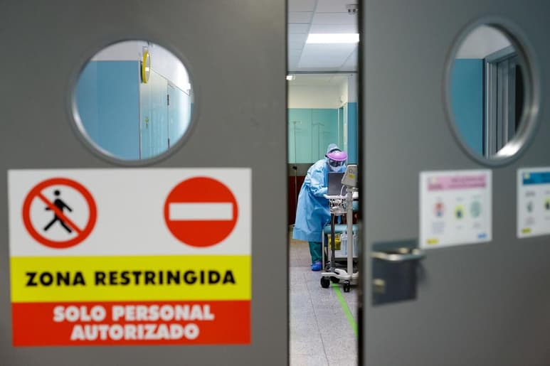 Una pareja española, ambos enfermos de COVID-19, decidió casarse urgentemente en el hospital en el que estaban ingresados minutos antes de ser intubados y sedados en la unidad de cuidados intensivos, donde continúan luchando contra la enfermedad. (ARCHIVO)