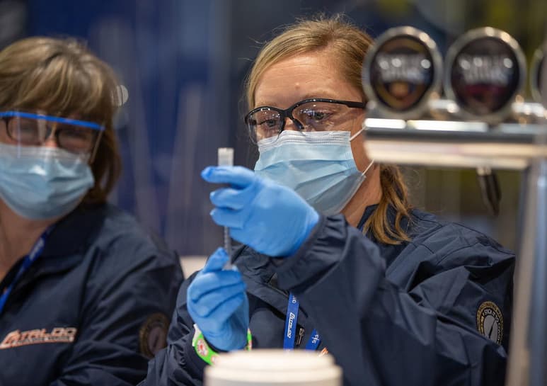 Pfizer estimó este martes que su vacuna contra la COVID-19 supondrá aproximadamente una cuarta parte de su facturación en 2021 y consideró que podría convertirse en una fuente 'duradera' de ingresos debido a la necesidad de vacunarse regularmente para mantener la inmunidad de la población. (ARCHIVO)