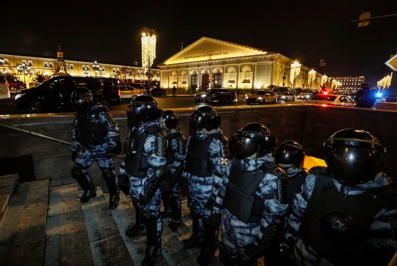 El líder opositor ruso, Alexéi Navalni, que fue condenado hoy a 3.5 años de cárcel, llamó a sus partidarios a protestar cerca del Kremlin, donde las autoridades locales han desplegado varios cientos de efectivos antidisturbios. (ARCHIVO) 