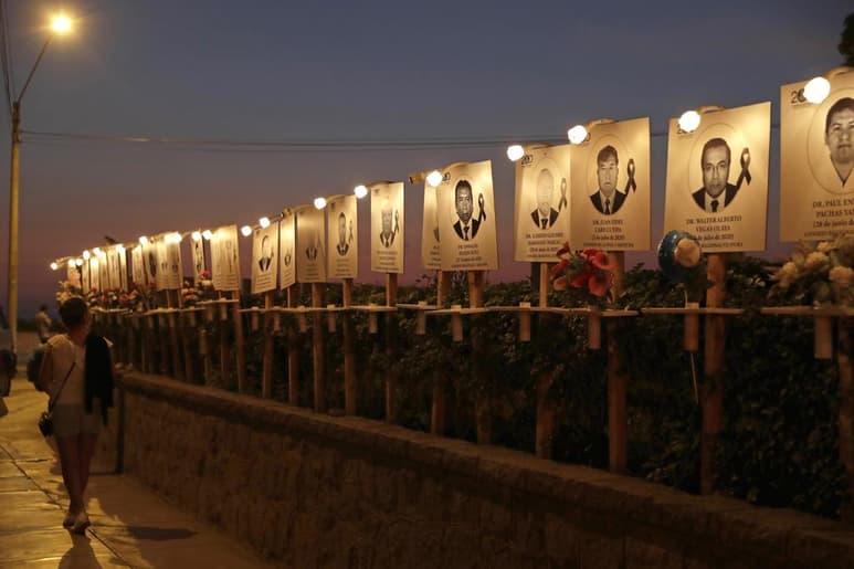 La segunda ola de la COVID-19 ha hecho que Perú supere la barrera de los 100,000 fallecidos en esta pandemia, un gran volumen de muertes que son el excedente que reflejan los registros de defunciones respecto a los años previos a la emergencia sanitaria. (ARCHIVO)