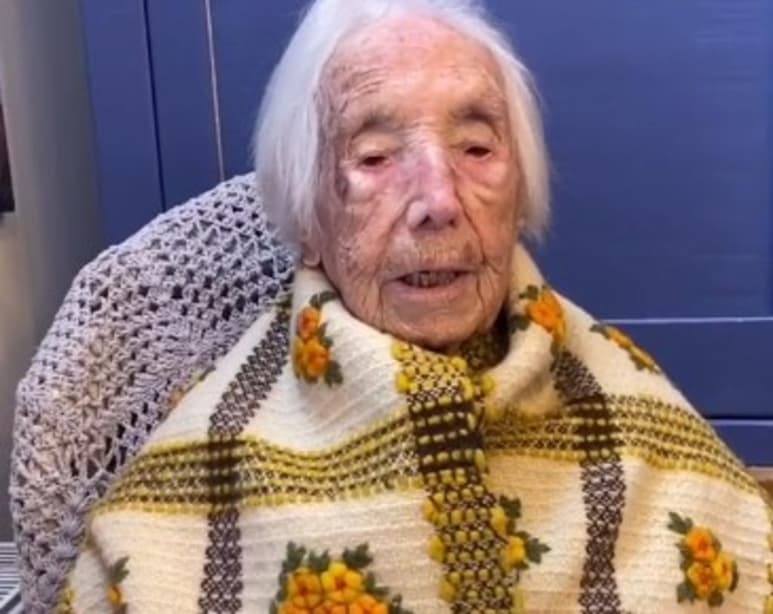 Amy Hawkings, una mujer de 110 años de edad se volvió viral a través de TikTok luego de interpretar el tema británico 'It 's A Long Way to Tipperary' el pasado 24 de enero para celebrar su cumpleaños. (Especial)