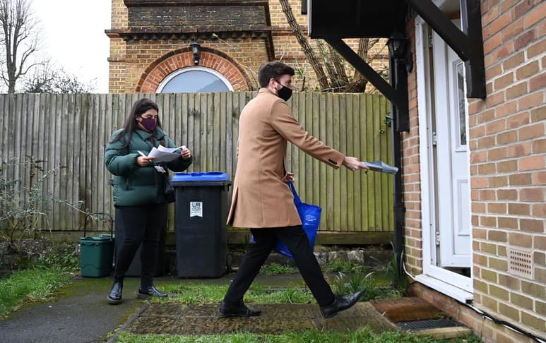 Inglaterra comenzó el martes a realizar pruebas de COVID-19 casa por casa en algunas comunidades mientras las autoridades intentan sofocar una nueva variante del coronavirus antes de que socave un programa de vacunación nacional. (ARCHIVO)