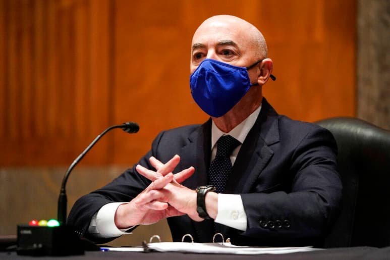 El Senado confirmó el martes a Alejandro Mayorkas como secretario de Seguridad Nacional, el primer latino en ocupar un puesto que tendrá un papel central en la respuesta del gobierno a la pandemia de coronavirus, a un extenso ciberataque que ha sido vinculado a Rusia y al extremismo doméstico. (AP)