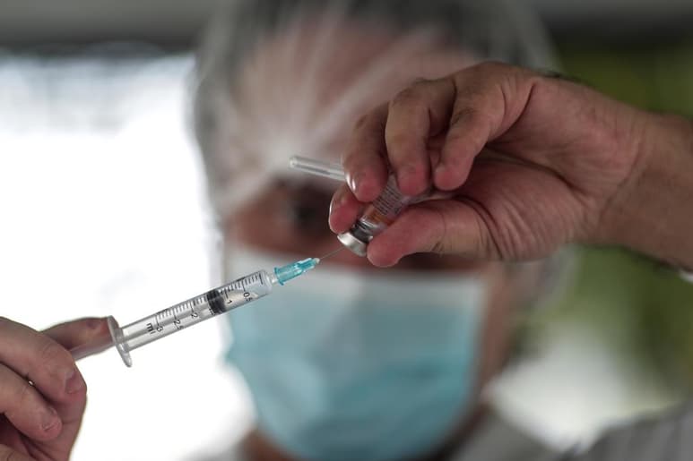 La Secretaría de Salud del estado dio a conocer que hay un avance del 71.2 por ciento en la aplicación de la segunda dosis a los profesionales sanitarios. (ARCHIVO)