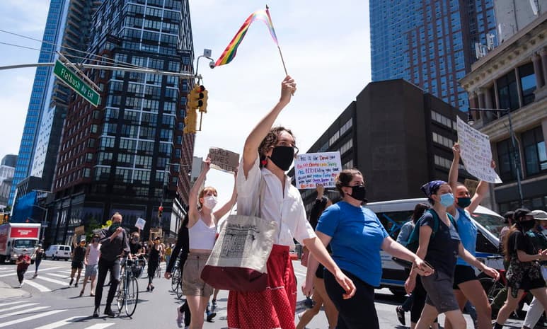 La Asamblea y el Senado de Nueva York derogaron este martes una ley de 1976 contra la práctica de la prostitución en los espacios públicos, pero que los agentes de la Policía de la ciudad han utilizado con asiduidad para detener a mujeres transexuales, especialmente negras y latinas, según han denunciado numerosos legisladores y ONG. (ESPECIAL)