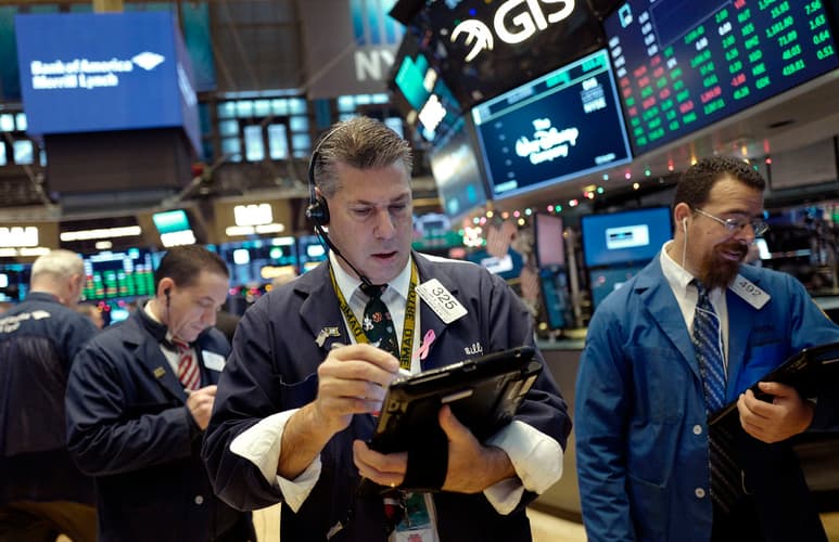 Al cierre de las operaciones en la Bolsa de Nueva York, el Dow ganó 475.57 puntos, su mayor subida desde noviembre, para situarse en 30,687.48. (ARCHIVO)