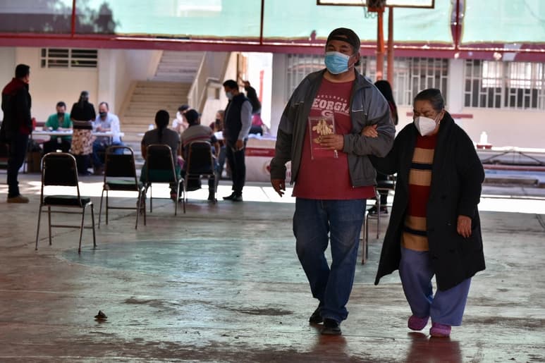 Ayer se abrió el registro de personas adultas mayores en la plataforma del Gobierno de México para la vacunación contra COVID-19, el cual estará disponible para personas de 60 años en adelante. (ARCHIVO)