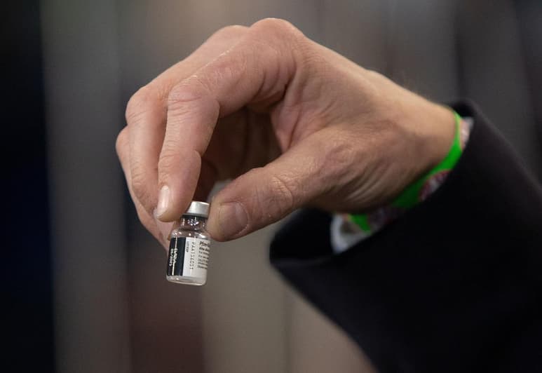 El director general de Pfizer en España, Sergio Rodríguez, afirmó que la técnica de 'ARN mensajero' con que ha sido diseñada su vacuna de la COVID-19 permite una modificación 'ágil y rápida' para adoptarse a posibles variantes del coronavirus. (ARCHIVO)