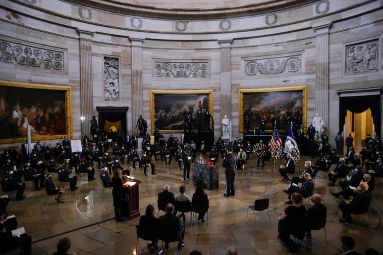 Los restos de uno de los policías que murieron a causa del asalto al Capitolio fueron velados el miércoles en el edificio que protegió con su vida. A ese lugar acudieron el presidente Joe Biden, la vicepresidenta Kamala Harris y numerosos dignatarios para rendirle un homenaje silencioso. (EFE)
