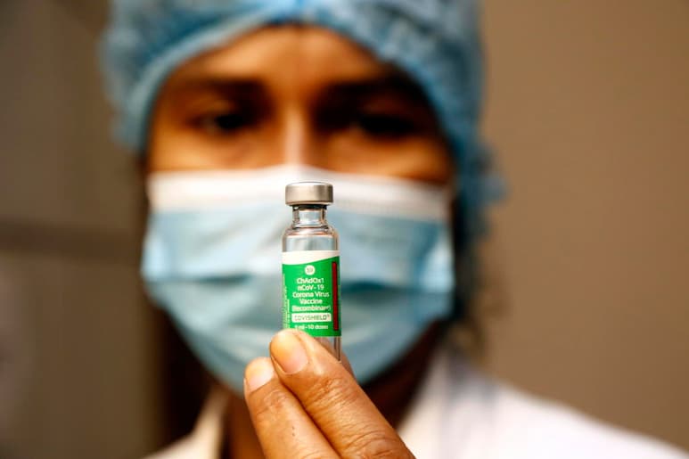 La farmacéutica anglosueca AstraZeneca aseguró este miércoles que su vacuna contra el coronavirus ofrece el '100 % de protección' contra casos graves, hospitalizaciones y muertes. (ARCHIVO)
