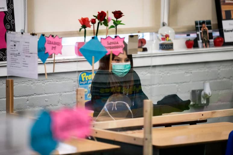 Las escuelas de Estados Unidos podrán reabrir sus instalaciones, aunque los decentes no estén vacunados contra el coronavirus, dijo el miércoles la directora de los Centros para el Control y la Prevención de Enfermedades (CDC por sus siglas en inglés). (ARCHIVO)