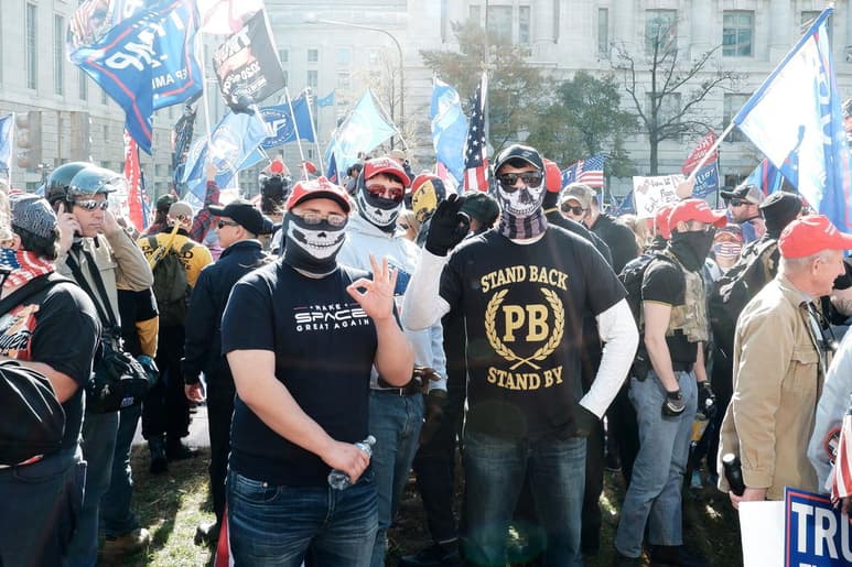 Canadá incluyó este miércoles al grupo neofascista estadounidense Proud Boys en su lista de grupos terroristas junto con otras doce entidades, tanto de extrema derecha como del islamismo radical asociadas con Al Qaeda y el Estado Islámico (EI). (EFE)