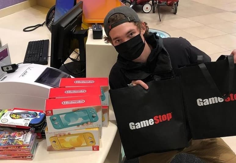 El joven dijo que quería compartir 'su buena suerte' con otros tras ganar miles de dólares con acciones de Gamestop (ESPECIAL)