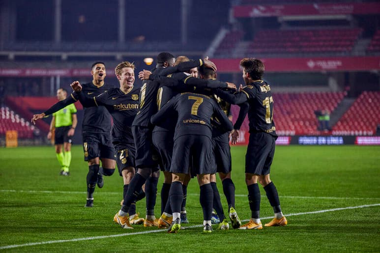Lionel Messi gestó las jugadas de dos goles agónicos que obligaron a la prórroga, Frenkie de Jong marcó el tanto del triunfo y Barcelona evitó la eliminación al imponerse el miércoles 5-3 sobre el Granada, con lo cual certificó su pasaje a semifinales en la Copa del Rey. (ESPECIAL)