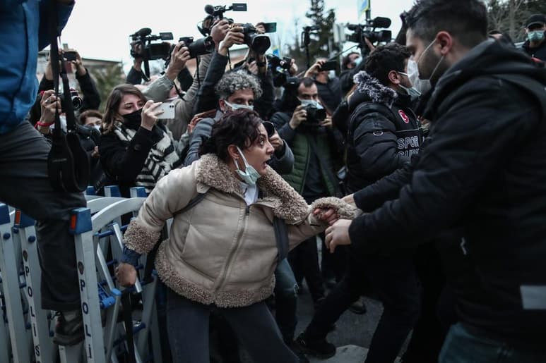 Estados Unidos expresó este miércoles su preocupación por la detención de estudiantes que protestan contra el nombramiento del nuevo rector de la Universidad de Bogaziçi en Estambul y condenó 'enérgicamente' la retórica anti LGBTQ en torno a ese movimiento. (ESPECIAL)