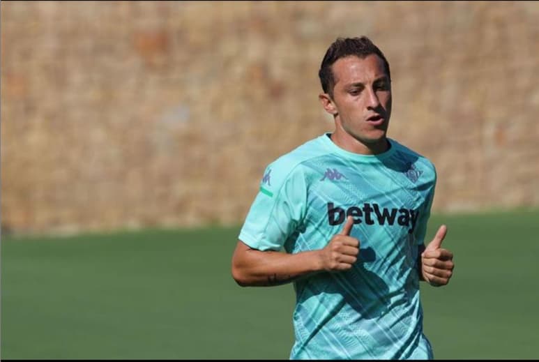 El futbolista del Betis de España, Andrés Guardado, reveló que atravesó por momentos difíciles después de que dio positivo por COVID-19. En un video publicado por Balam Sports, Guardado señaló que la enfermedad llegó a afectarle al grado que, en ocasiones, no podía ni pararse. Además de que no fue fácil soportar el estar alejado de su familia y en su casa encerrado. (ESPECIAL)