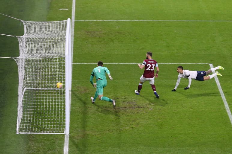 Gabriel Jesús marca el primer gol del Manchester City en la victoria 2-0 sobre Burnley, con lo que llegó a 47 puntos en la cima de la Premier. (EFE)