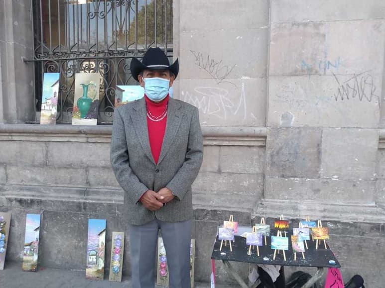Artista. Don Rodolfo Salinas ofrece sus pinturas en miniatura en el Centro Histórico de Torreón.