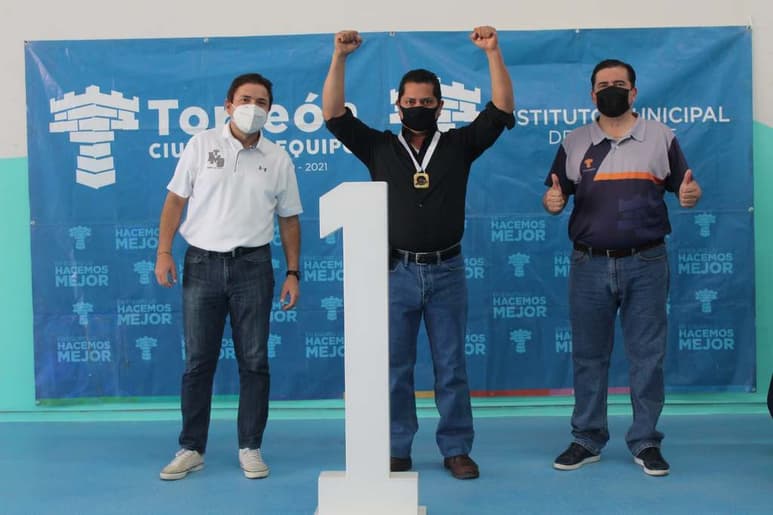 Numerosos nadadores fueron reconocidos en esta ceremonia encabezada por Moisés Arce, titular del IMD de esta ciudad. (ESPECIAL)