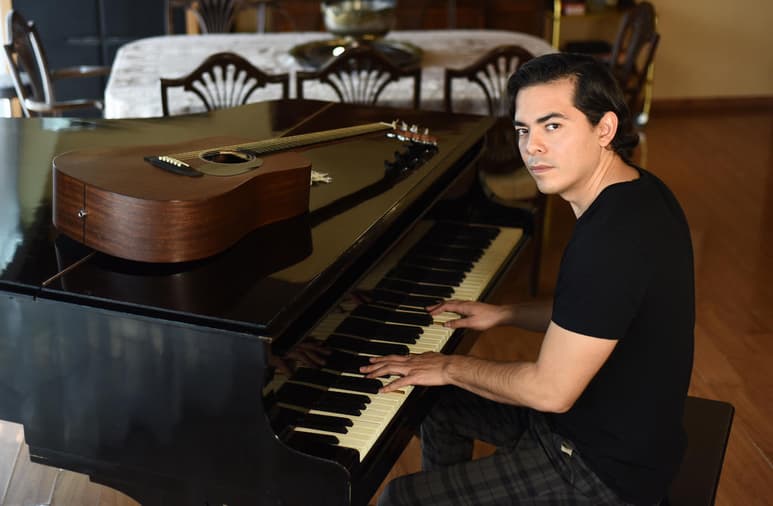 De su autoría. El cantante, Marcus Frame, recién lanzó el EP de nombre Marte, con melodías de su inspiración.
