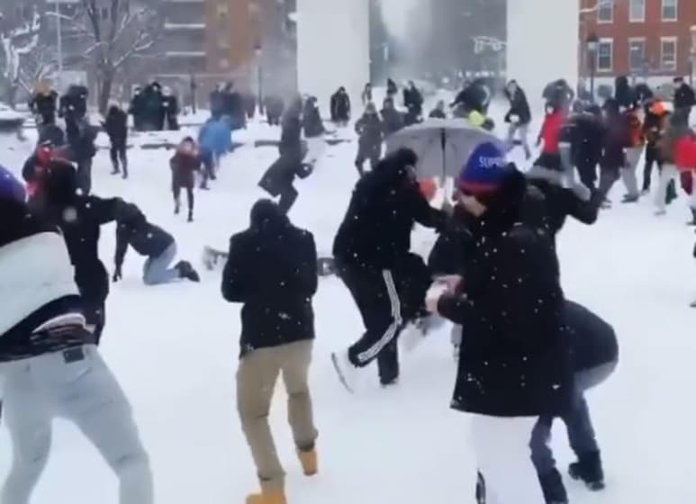 Entre la nieve, habitantes de Nueva York disfrutaron de la tormenta invernal (CAPTURA)