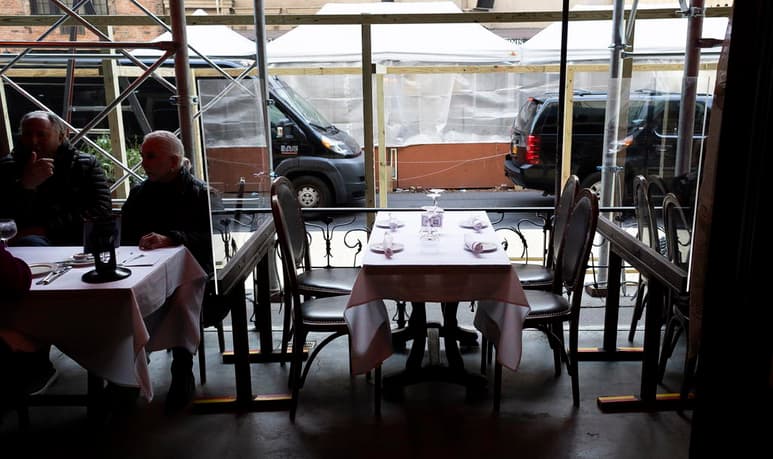 Los restaurantes y bares de Nueva York, uno de los ingredientes que mejor marcan el carácter de la ciudad, esperan con ansia la vacuna de la COVID-19, después de que el alcalde Bill de Blasio anunciara que sus trabajadores pueden optar a ser inmunizados. (ARCHIVO)