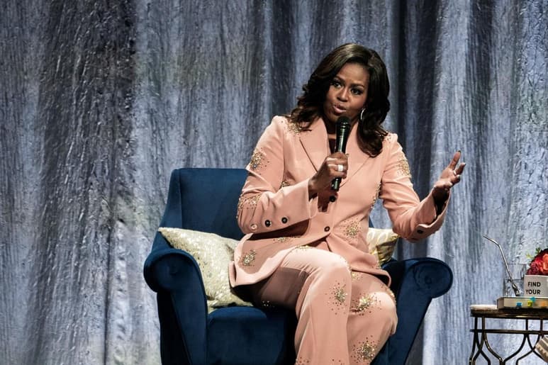 La ex primera dama estadounidense Michelle Obama publicará una nueva edición de su libro de memorias 'Becoming', titulado 'Mi historia' en español, dirigida a 'jóvenes lectores', según la editorial Penguin Random House. (ARCHIVO) 
