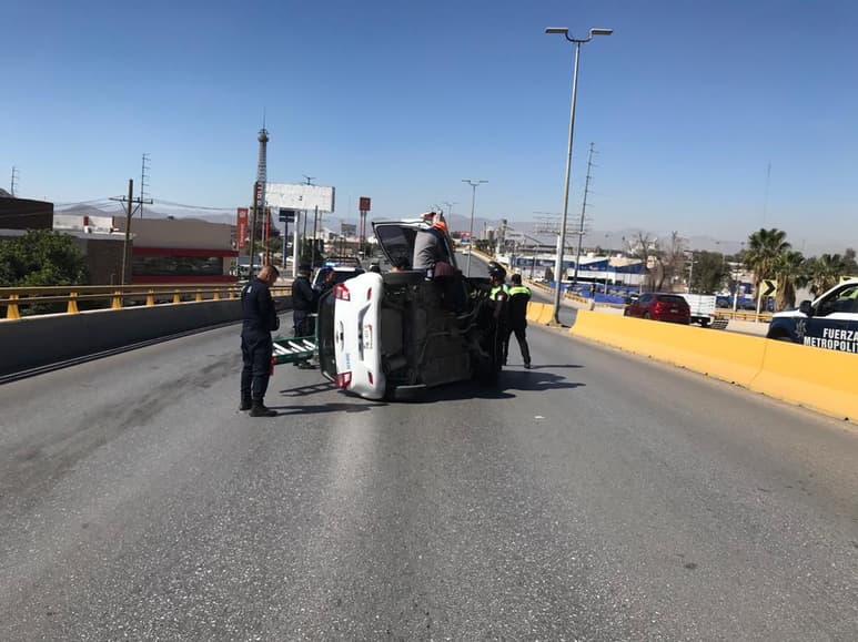 Dos jóvenes lesionados fue el saldo que dejó la volcadura de un auto registrada en lo alto del puente vehicular Santiago Lacón, ubicado sobre el bulevar Miguel Alemán a la altura de la colonia Flores Magón, de Gómez Palacio. (EL SIGLO DE TORREÓN)