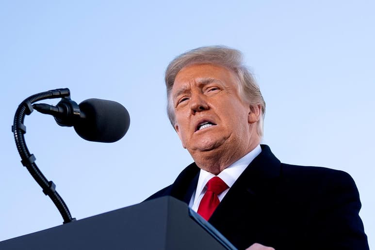 El expresidente estadounidense Donald Trump anunció este jueves que no testificará en el juicio político que enfrenta bajo la acusación de 'incitar a la insurrección' por el asalto al Capitolio el pasado 6 de enero, y calificó el procedimiento de 'inconstitucional'. (ESPECIAL)