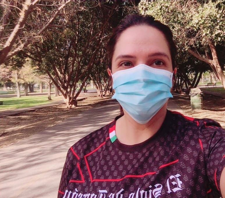 De manera individual y en diferentes recintos deportivos, los corredores han completado su trayecto y enviado fotografías junto a sus tiempos. (TWITTER)