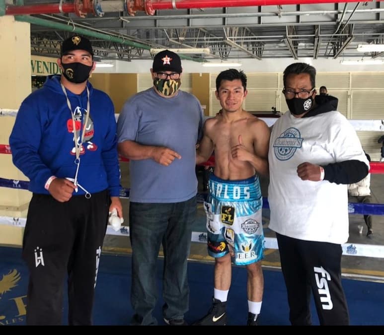 El boxeador de Chihuahua, cuenta con el gran apoyo de su entrenador Rodolfo 'Picos' Montes y su representante Vicente Ruiz. (ESPECIAL)